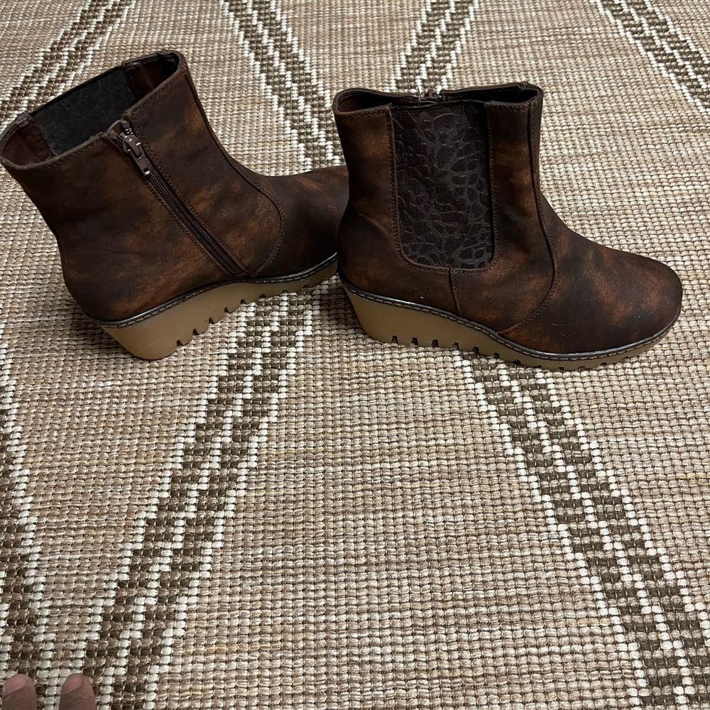 Brown Chelsea Boots with Elastic Panels and Rounded Toe